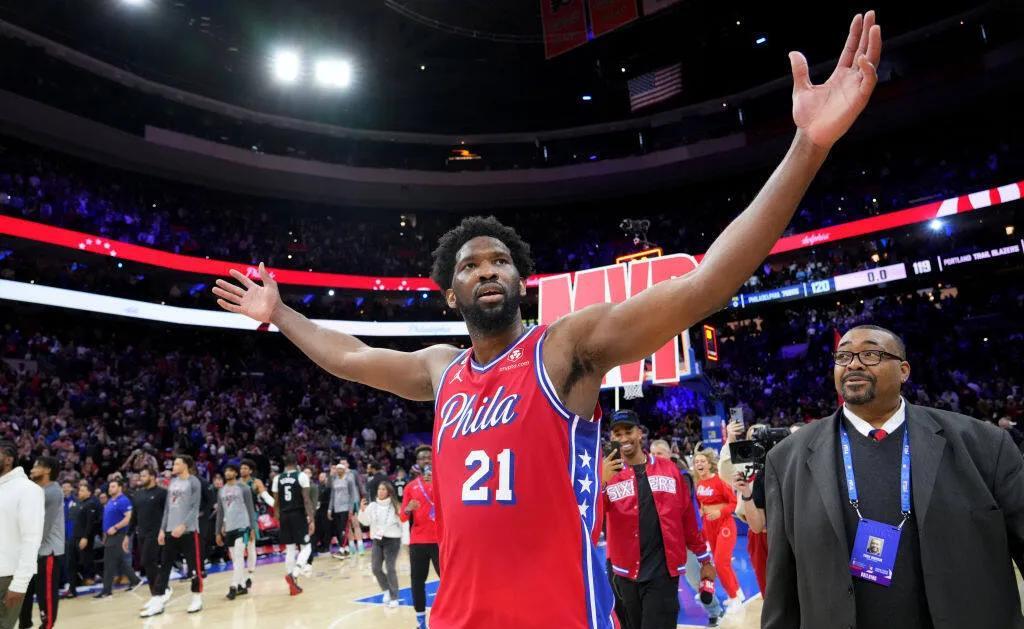 黄蜂报价76人中锋恩比德！  



这则惊人的消息瞬间引爆了NBA交易市场。夏