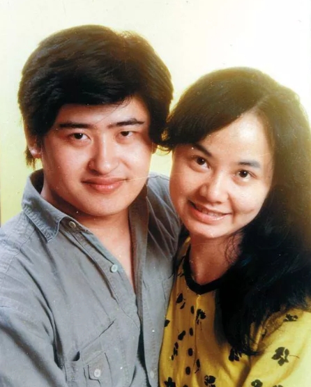 1987年，刘欢对主持人卢璐一见钟情，认识9天后就求婚成功。可是去民政局登记时，