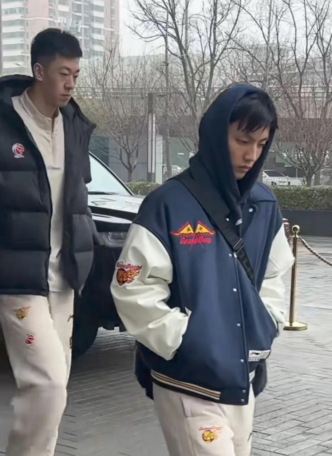 广东队今早出发赛前训练！
今天上午九点，广东队离开下榻的山西梧桐公寓酒店，乘大巴