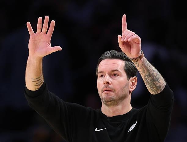 雷迪克谈到本赛季球队开局7胜2负的原因
“我觉得关键在于我们的心态。在NBA，如