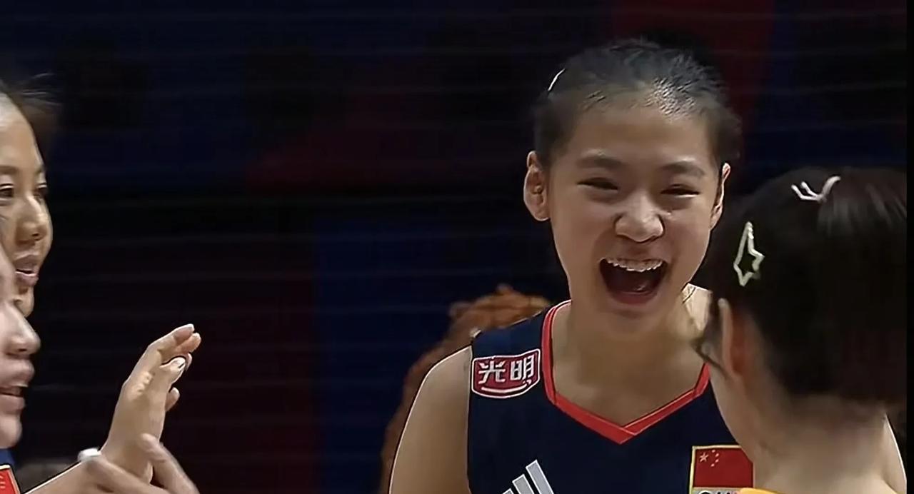 中国队横扫法国队！王媛媛夸赞张籽萱！
     今晚，2025年世界女排联赛北京