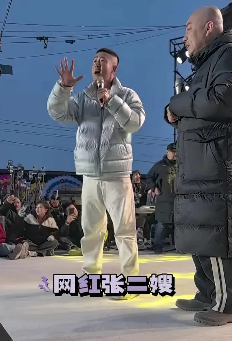 张二嫂参加程野奶奶葬礼











这世界真小！你敢信吗？网红张二嫂居