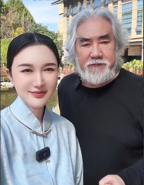 张纪中和杜星霖乍一看的确像“爷孙恋”，也很容易被网友诟病“一个贪财一个好色”，但