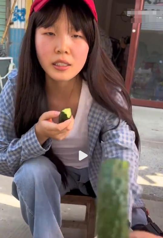 安徽一残疾女孩独自在街上卖菜，一男子见她可怜，便花500元买下所有的菜，只要求去