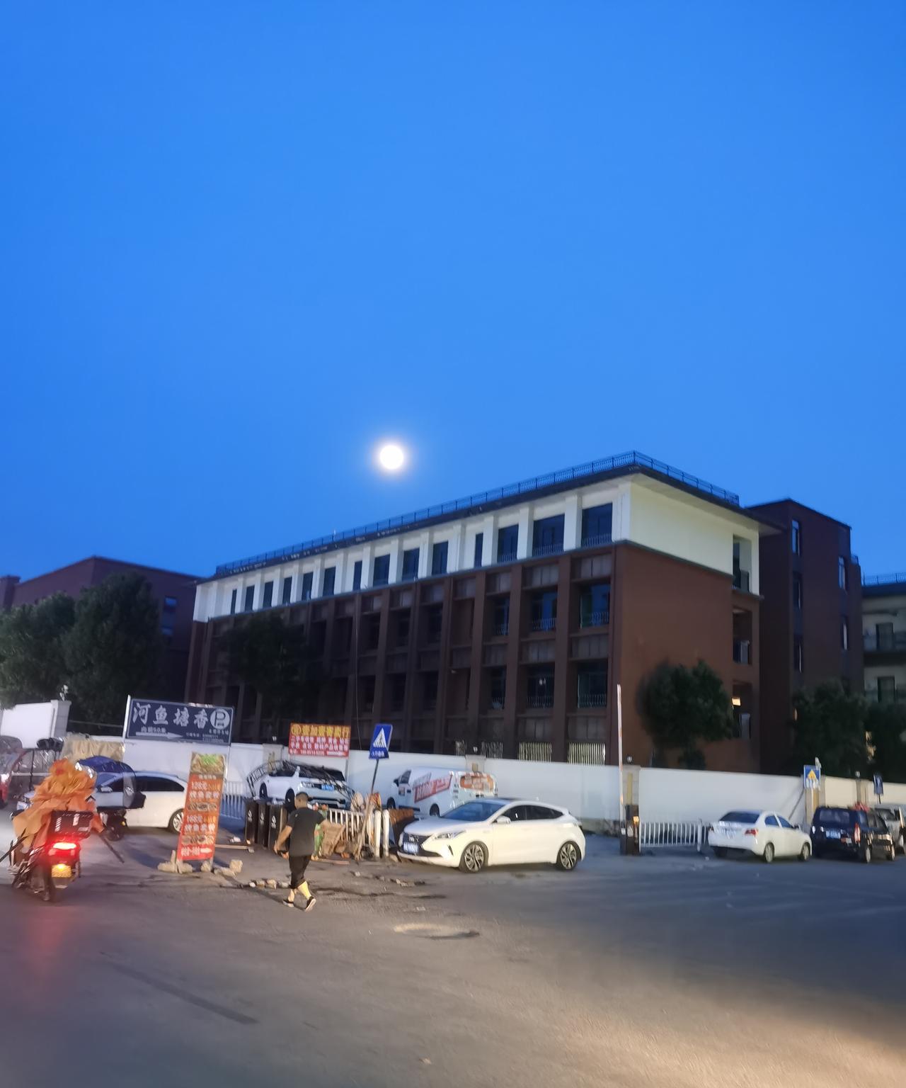 新晋公务员最忌目空一切
小李刚考入公务员，意气风发，志存高远，决定甩开膀子大干一