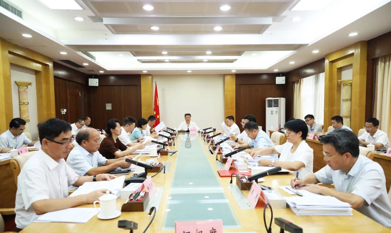 8月1日，防城港市市长邱明宏主持召开市七届人民政府第94次常务会议。
会议强调，
