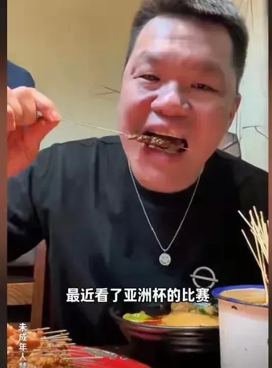 后院都着火了，朱芳雨还能做到稳坐钓鱼台吃肉串，真是大心脏啊，牛！！
前有易建联去