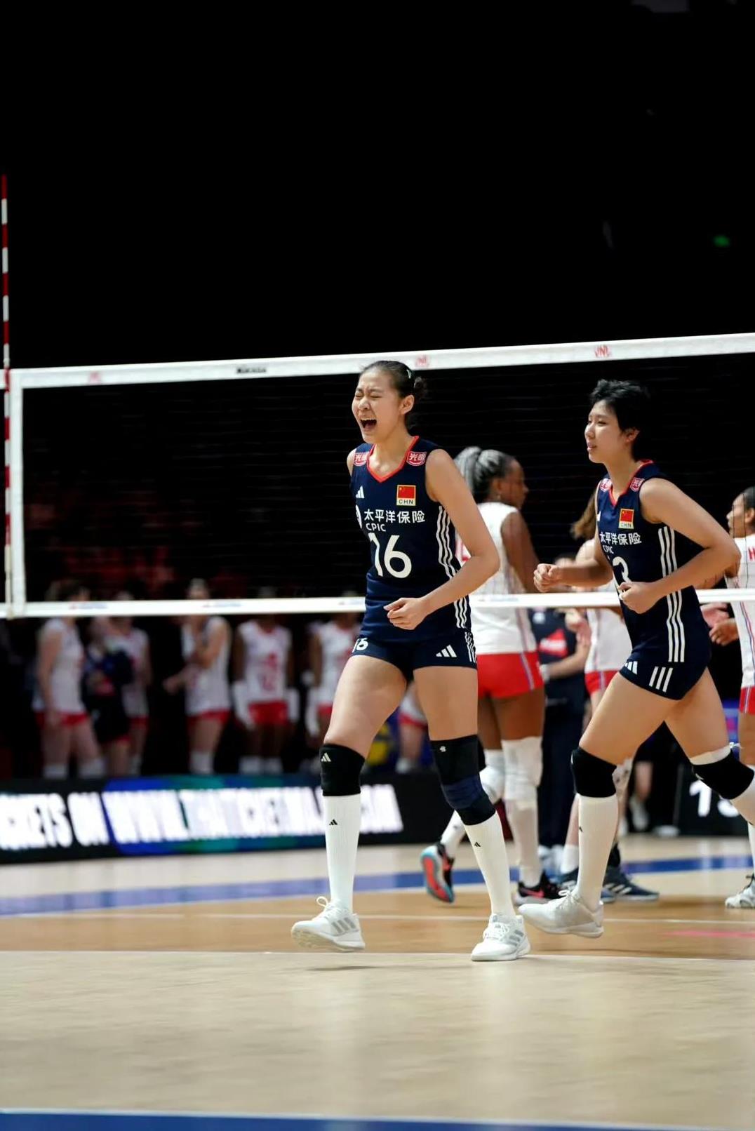 中国女排3-0横扫法国再出“新星”，三场比赛杀出三匹黑马。中国队25-17、25