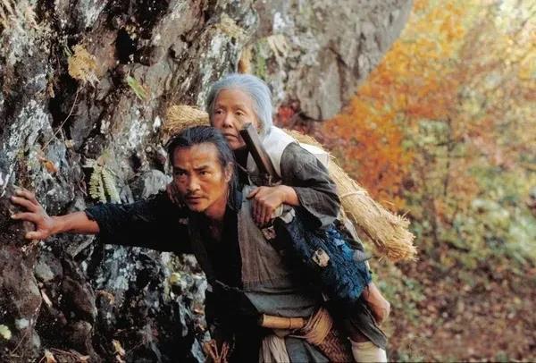 在日本古代某贫困地区，年满60岁的老人都会被“孝顺”的子女背到大山深处“供奉山神