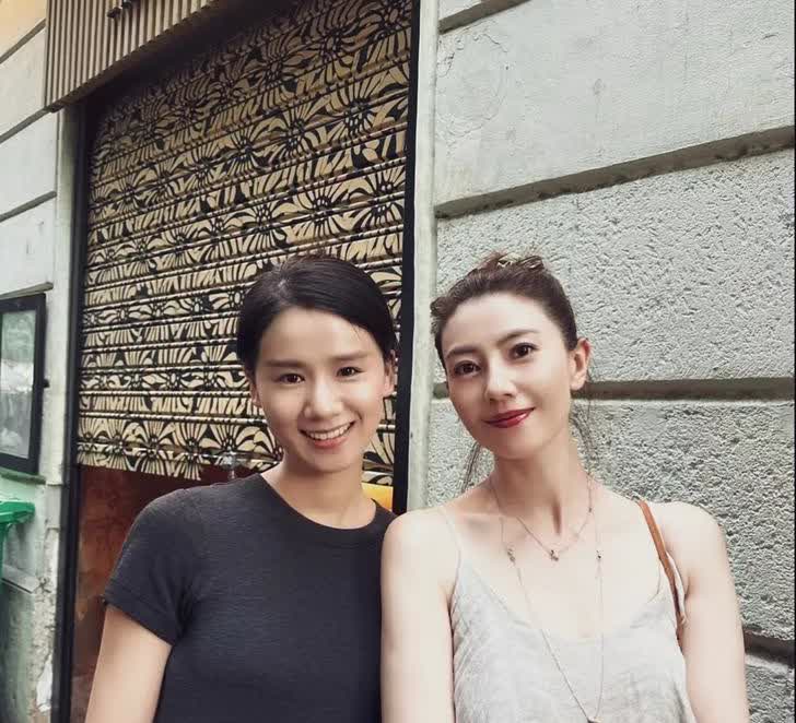 高圆圆在一饭馆吃饭，与老板娘的合影，高圆圆真是明艳大气的美人。眼睛真大，鼻梁挺拔