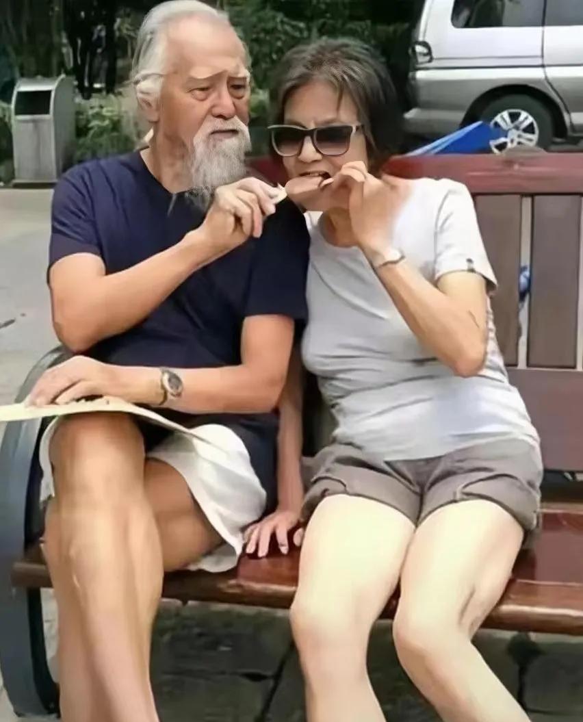 王德顺不但自己的精气神像年轻人，连他的太太保养的也像年轻人，不仔细看，还以为是一