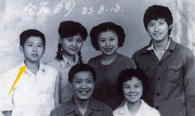 2004年，前妻离他而去，只留下“你太穷了”的决绝。



2004年的东北，凛