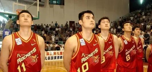 “战神”刘玉栋2001-02赛季场均36.4分彻底打服对手和球迷，但是前一个赛季