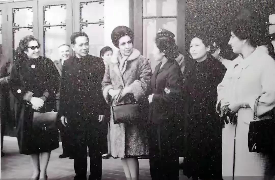 1965年，时任湖北省省长张体学同志（左二）欢迎联合国妇女代表团到武汉时的照片。