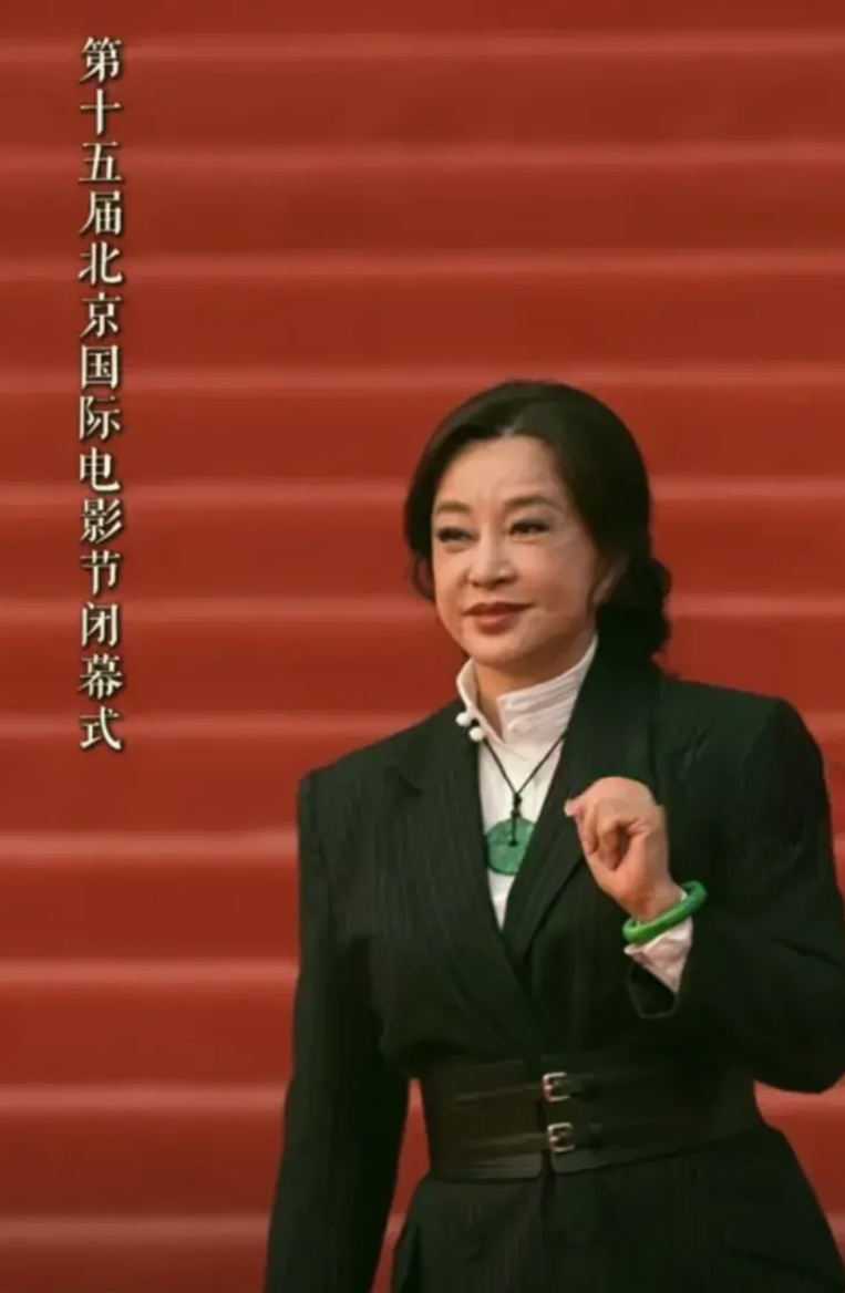 镜头下的明星太真实。网友感叹：终于治好了我的容貌焦虑！
 
不久前，刷到北京电影