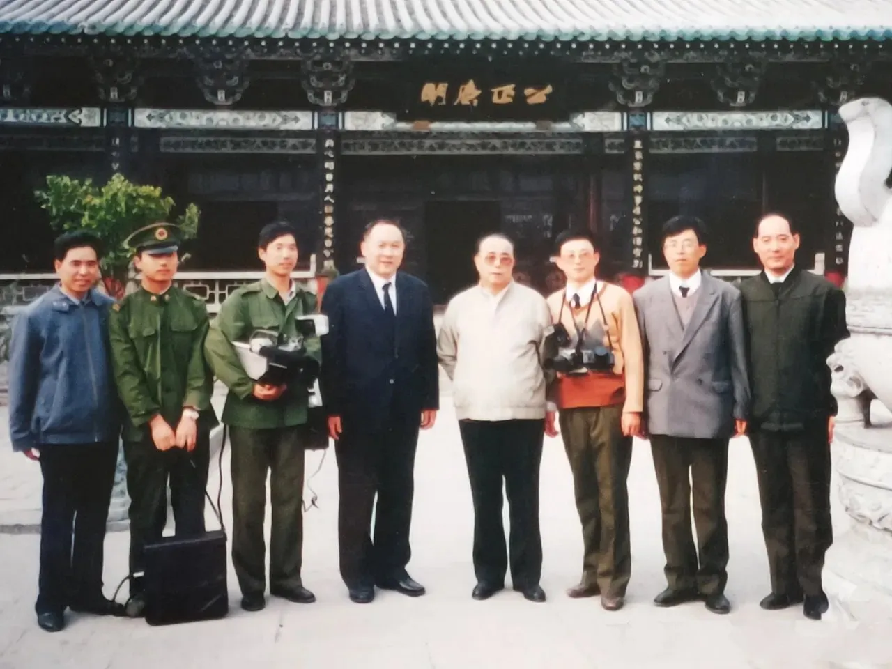 1989年4月，杨白冰来到驻开封视察工作。并在梁光烈少将的陪同下，前往开封市包公