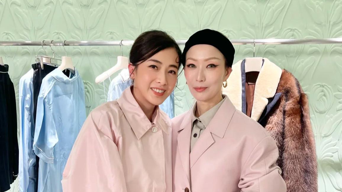 阔太甘比晒合照：与好友郑秀文开心合影，李现衬衫打领带好帅气！