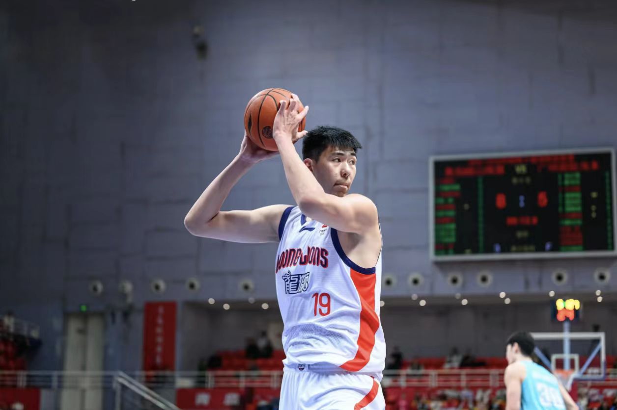 徐昕13+10，赛季第五次两双，内线威慑力巨大，郭艾伦成末节杀手