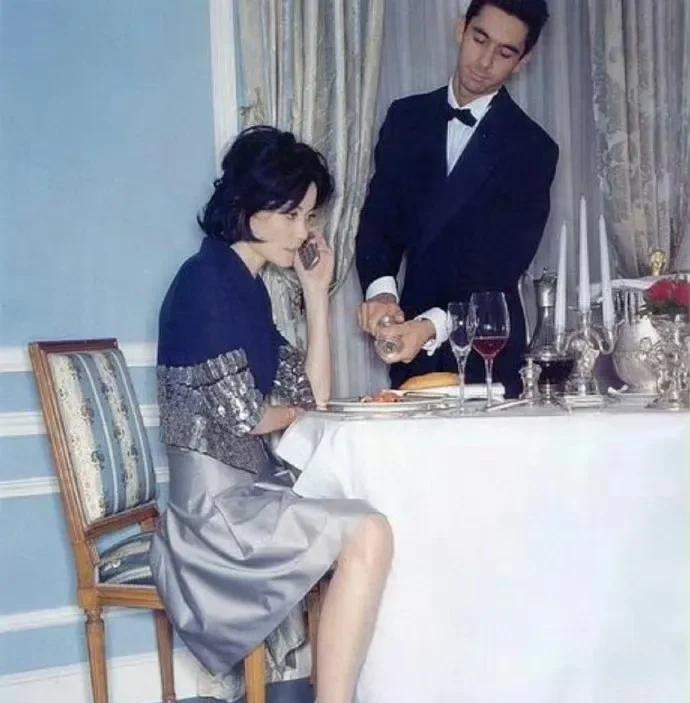 1994年25岁的王菲可太飒了，网传她在半岛酒店吃早餐，其实是在拍广告呢。那时候