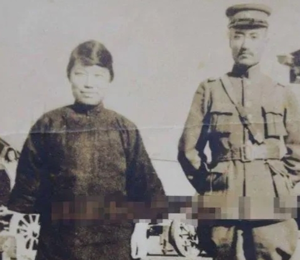1925年12月25日，张作霖的卫队长高金山将郭松龄夫妇押到辽河边，郭松龄大喊过