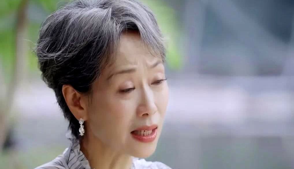 叶童被问到保持白发的那一刻，想法是什么？

她直言：“因为其实我染头发也染了