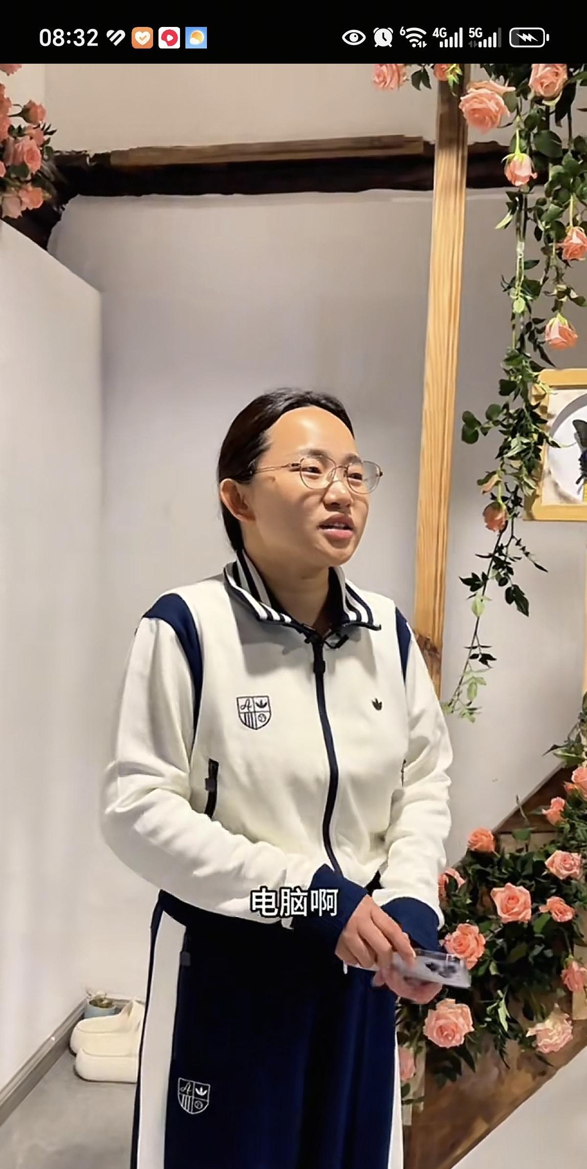 小凤和阿姨们一起整理行李，做回深圳前的准备。
小凤一喊阿姨，胖阿姨就问小凤，要安