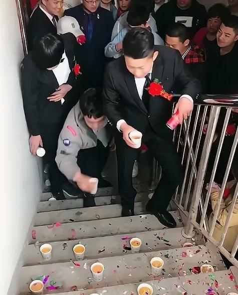 接亲环节中的“拦亲酒”习俗，因过度饮酒引发的争议不断。
新郎去五楼迎亲，到三楼就
