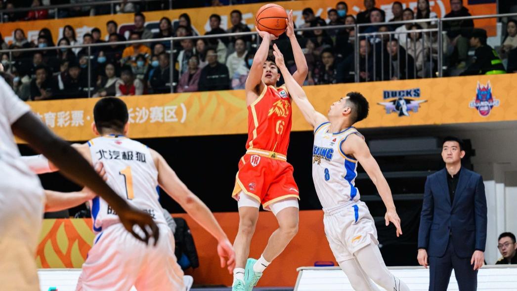 受让4主力，还是打不过广厦一帮小孩哥，京迷喊话许利民：建议军训