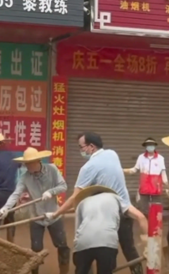 是什么让他们在抗洪抢险中如此拼命？真相令人动容！

各级单位都是上下班按时打卡，