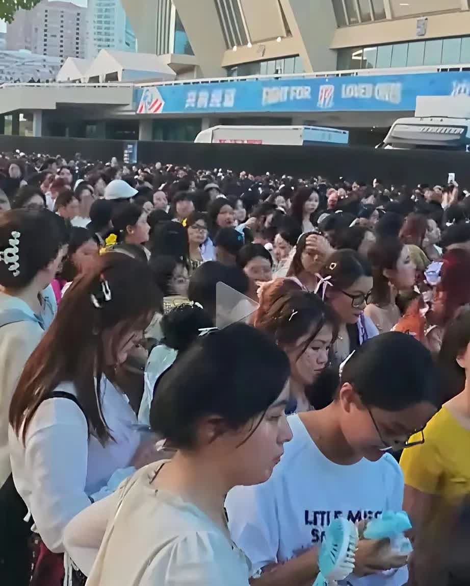 发现一个现象，就是时代少年团的女粉丝，大部分是这种面相
首先，放眼望去，看不到