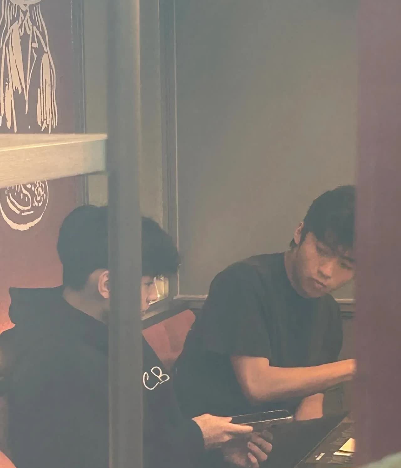 Lucas叫弟弟吃饭不要玩手机！感觉弟弟小Q更帅啊，哥哥叫弟弟不要玩手机，小Q一