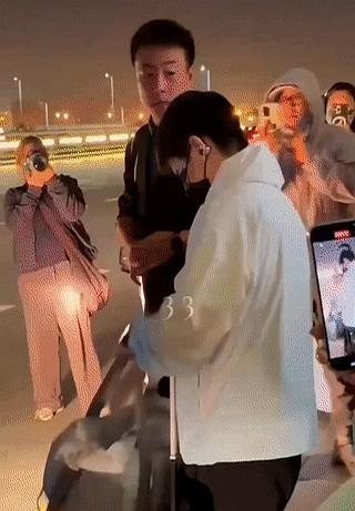5月26日孙颖莎、王楚钦回国！
大伙儿发现没？
王楚钦手腕上突然多了一条亮闪闪的