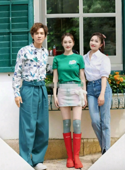 原来明星离开了美颜滤镜后状态跟我们普通人差不多啊，看完瞬间不焦虑了 ​​​