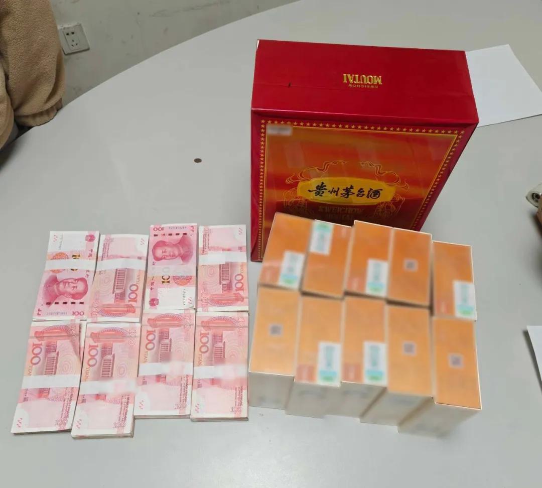 “这个初中生火了！”浙江杭州，14岁女孩的快递中，竟放着80000元现金！小女孩