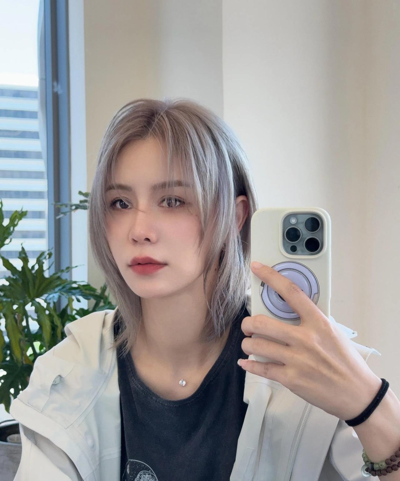 张馨月换了新发型，瞬间就像换了一个人！头发和眉毛不仅漂了新颜色！也把之前的长发剪