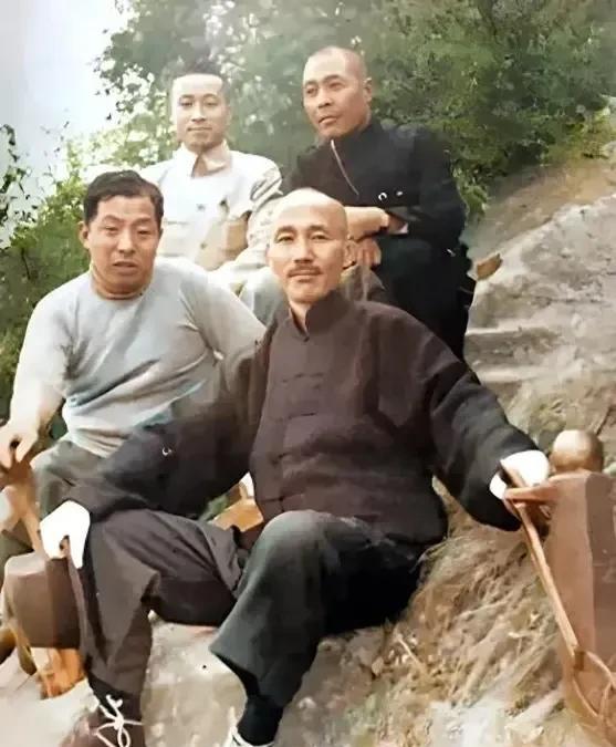 看照片，给人的感觉和印象是气氛融洽、岁月静好！可谁能想到不久将要发生大事呢？
西