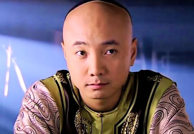 1735年，雍正帝驾崩，李卫知道自己的下场不会很好，于是哭晕在棺椁之前，乾隆仿佛