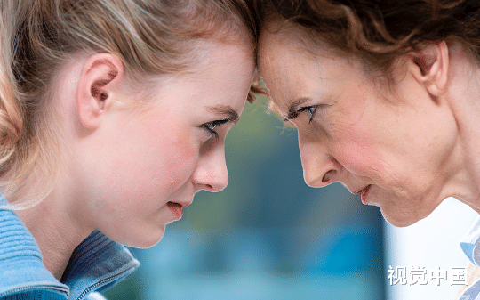 儿媳不让婆婆接近孙子，婆婆气到崩溃：我做的这一切全是为了这个家……