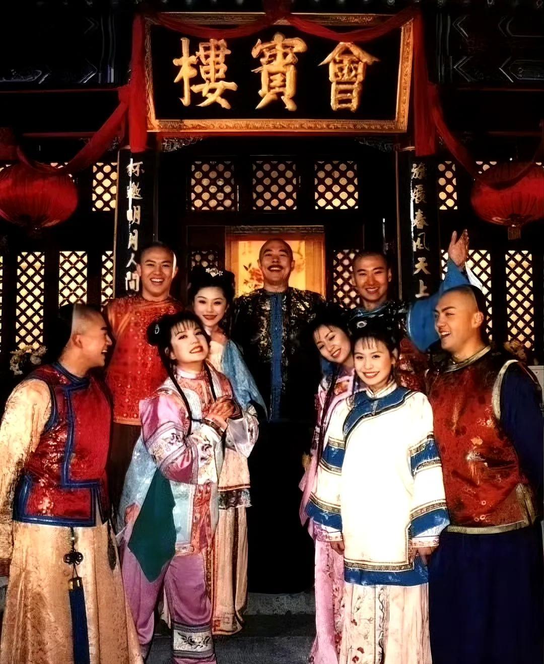 这张照片
每个女性的妆造都比小燕子好看
小燕子是唯一一个主角
但是妆造被配角碾压