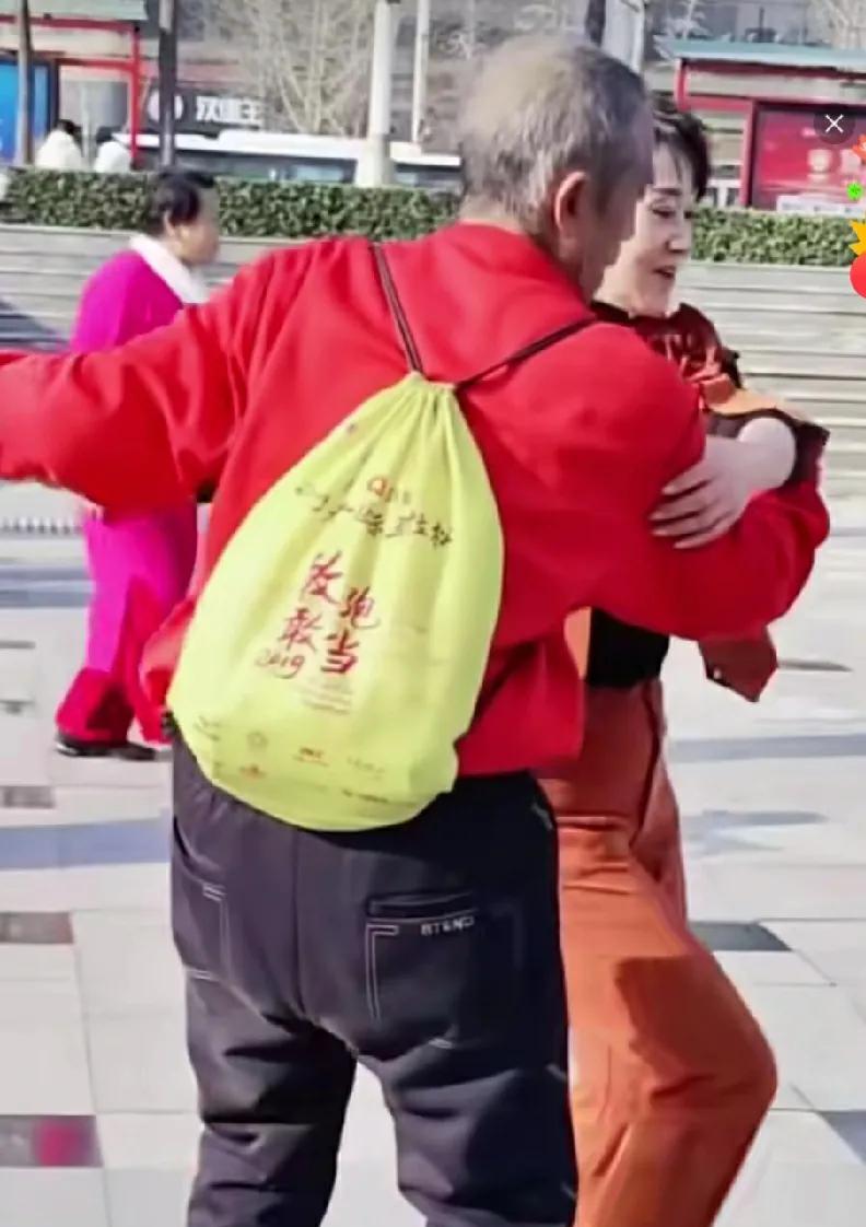 灵魂舞者，满头白发、背个袋子漳显江湖侠客之风，这才是真证的舞者，没有杂念、没有琐