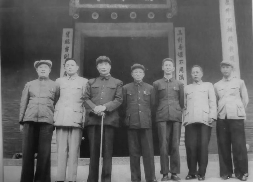 60年代，海军班子成员参观福建鼓山涌泉寺，韩先楚亲自陪同。
左一是海军副司令员刘