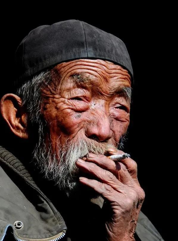 忙忙碌碌的一生，最后落了三个“亿”。
童年的回忆、中年的记忆、老年的失忆。
自己