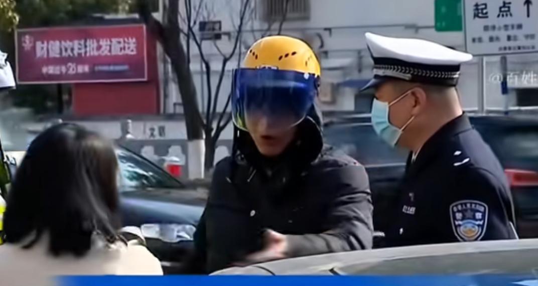 这年头真是好心没好报，善良多了就“变蠢”了。
李女士开玛莎拉蒂被外卖小哥撞了，