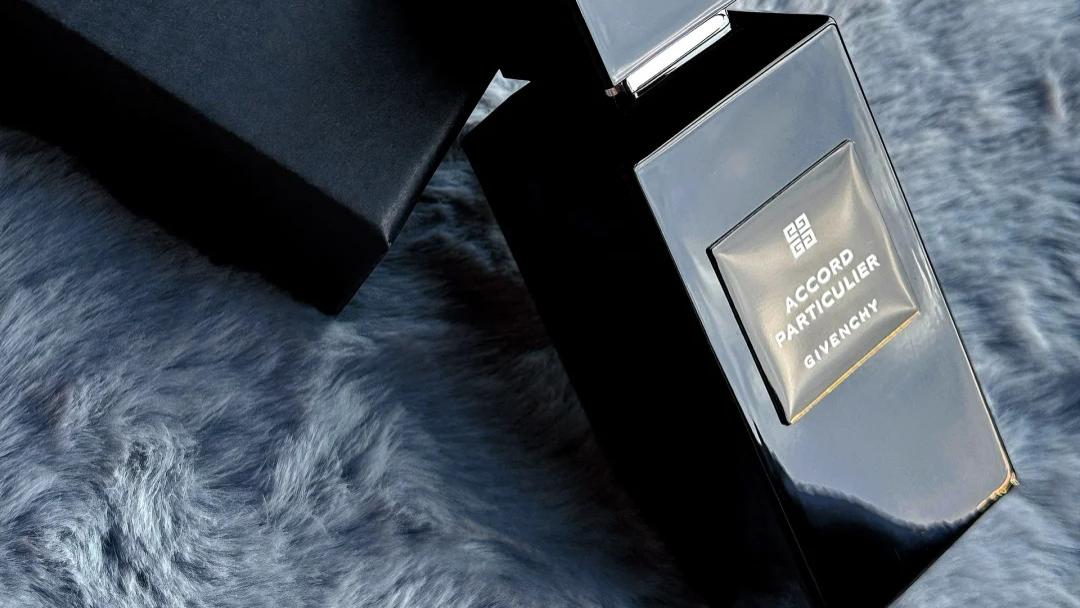 餐桌话题：纪梵希的“小黑裙”，只为一位女神定制