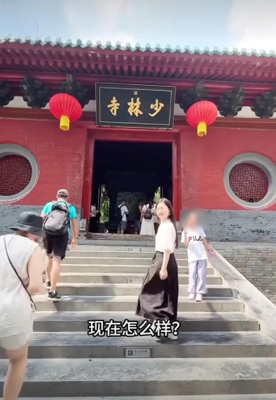 少林寺刚换了方丈，因此有网友好奇，想知道有什么变化，所以专程过来拍段子，发现停车