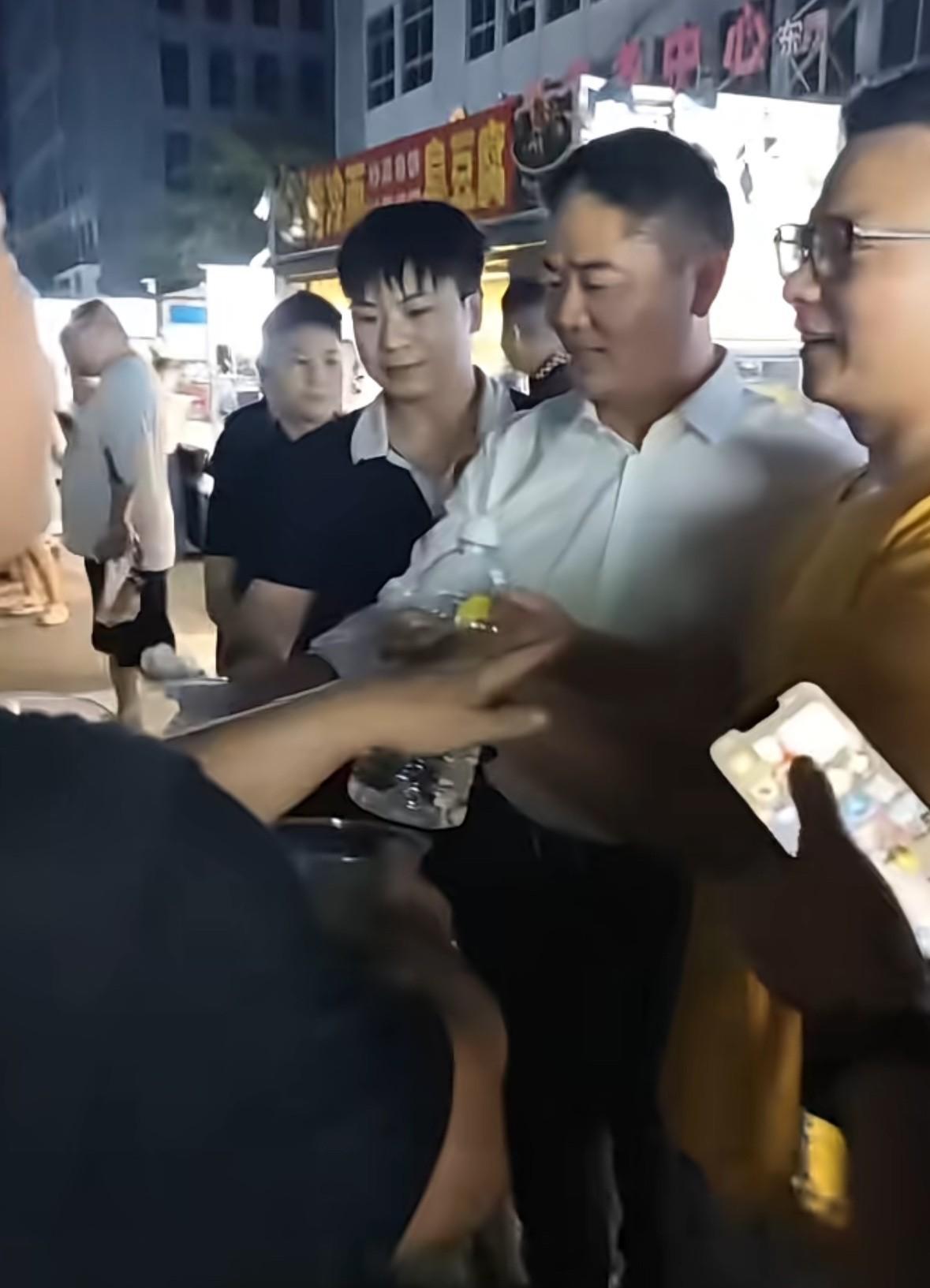 刘强东回宿迁参加京东折扣超市剪彩，半夜去电商园夜市喝酒引围观，老乡们纷纷合影敬酒