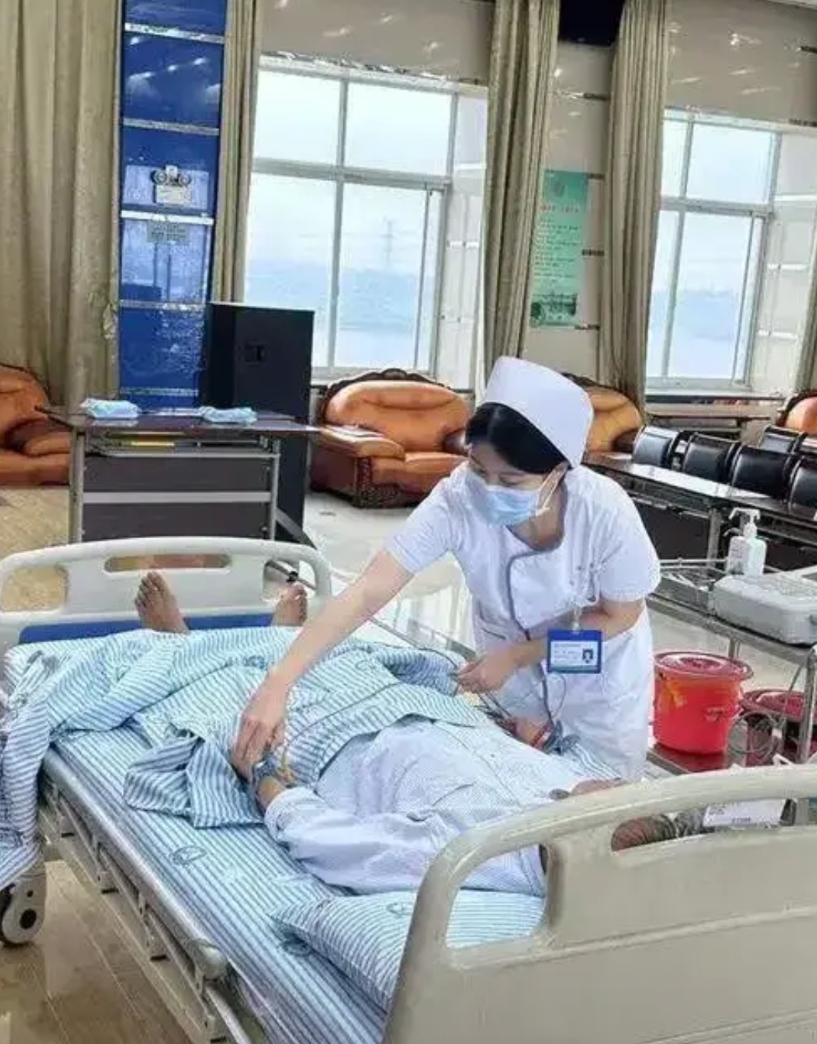 湖南省的多家医院，已经开始了免陪护试点。

  价格有三个档，85元半天，154