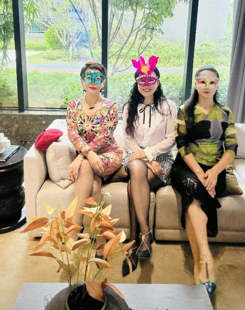 这三位姐姐戴着面具，自己觉得很时尚