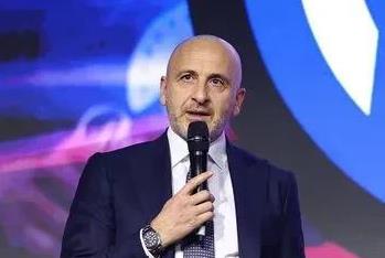 还想带走巴钦？佩杜拉：利雅得新月为奥西利奥开出500万欧年薪外加奖金。
据知名转