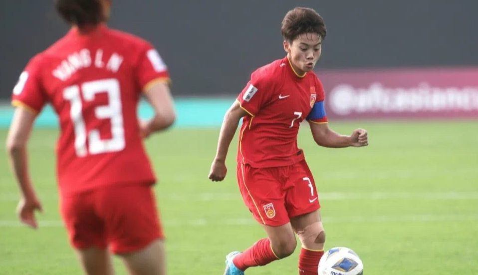 【半场-中国女足0-0日本】

不管这支日本女足是几队，前30分钟中国女足踢得不